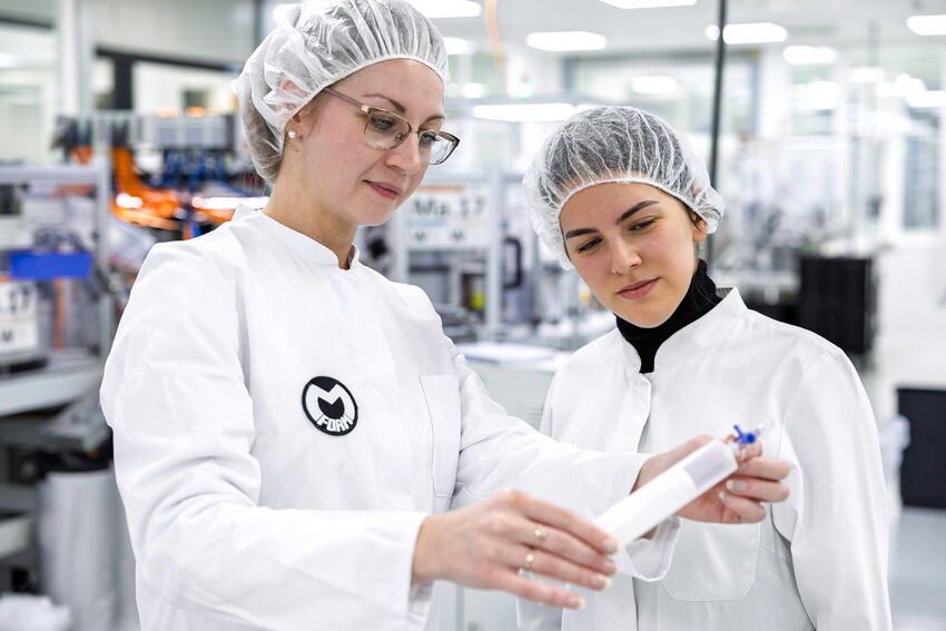 Zwei MFORM-Mitarbeiterinnen prüfen ein Produkt