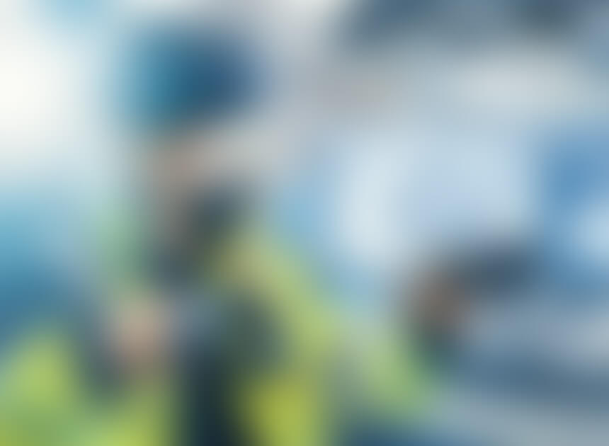 Mitarbeiterin mit Augmented Reality Brille